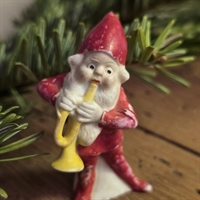 trompet-spillende-nisse-bisquit-roedt-toej-antik-julemand-julepynt-